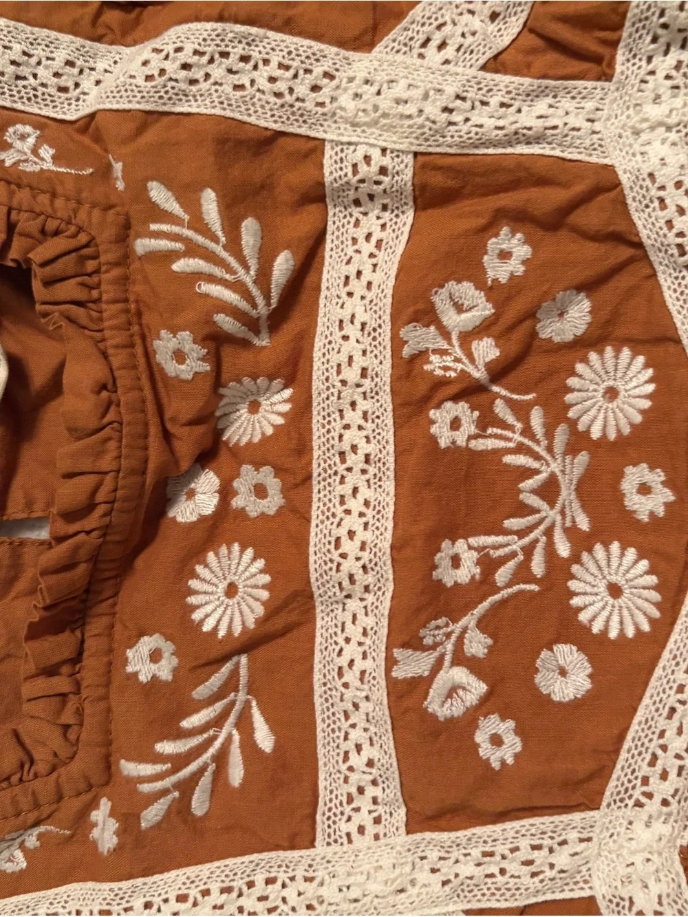 Mini Boden Girl’s Rust Embroidered Peasant Top with Lace Trim size 3-4
